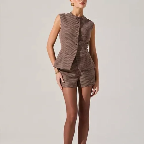 ASTR the label Women Gisselle Crewneck Vest and tailored short set medium plaid - Picture 1 of 13